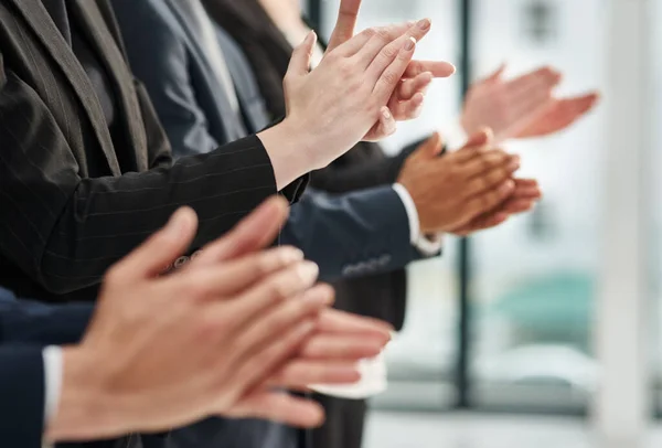A nagyszerű prezentáció motiváló. Közelkép egy csapat vezetőről, akik tapsolnak, miközben sorban állnak egy irodában.. — Stock Fotó