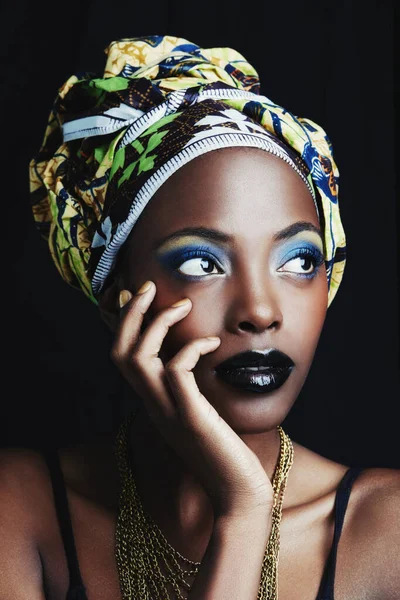 Es ist eine wahre afrikanische Schönheit. Eine schöne afrikanische Frau posiert vor schwarzem Hintergrund. — Stockfoto