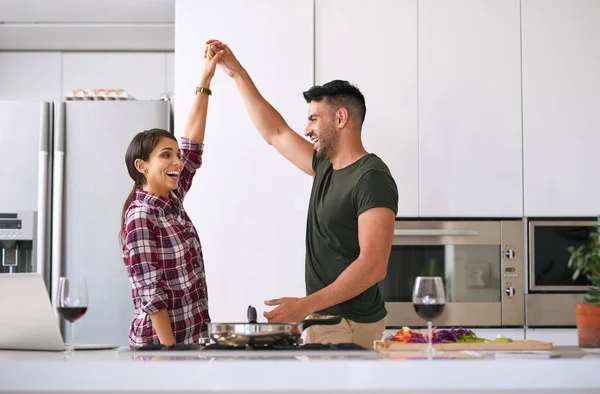 Lasst uns gemeinsam kochen und wir werden in Ordnung sein. Schnappschuss eines jungen attraktiven Paares, das zu Hause gemeinsam in der Küche kocht. — Stockfoto