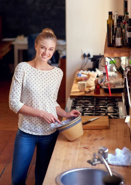 Vive, ríe, hornea. Foto de una hermosa joven preparando comida en su cocina. —  Fotos de Stock