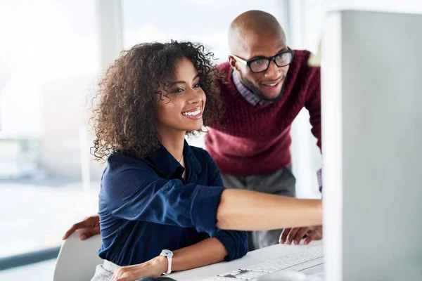 Deze, hier. Gehakt schot van een mannelijke supervisor het helpen van een aantrekkelijke jonge zakenvrouw tijdens het werken in hun kantoor. — Stockfoto