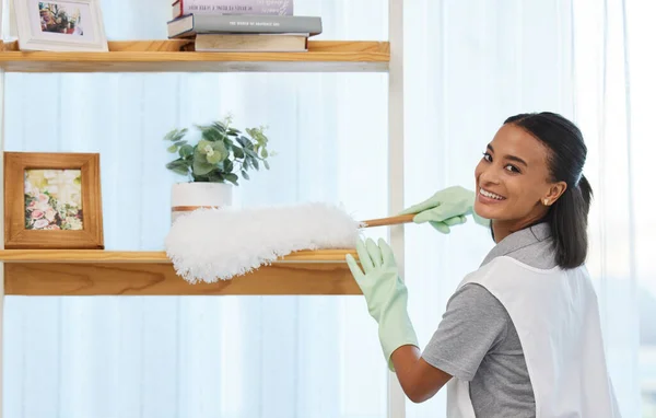 Il giorno delle faccende domestiche e 'il giorno migliore. Colpo di una giovane donna che pulisce una superficie a casa. — Foto Stock