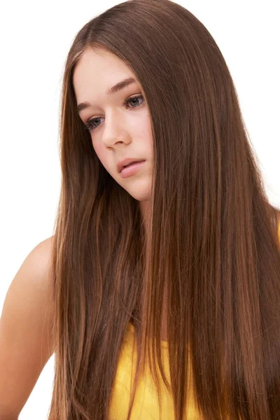 Retrato de atitude jovem. Tiro de uma menina adolescente isolada no branco. — Fotografia de Stock