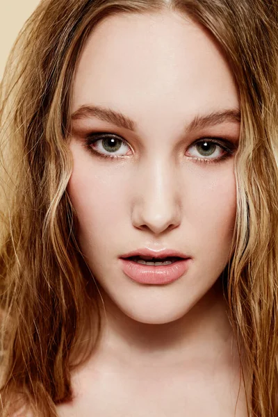 Verdadeira beleza. Retrato de close-up de uma jovem atraente. — Fotografia de Stock
