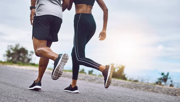 Nejsou žádné meze. Detailní záběr sportovní pár cvičení spolu venku. — Stock fotografie