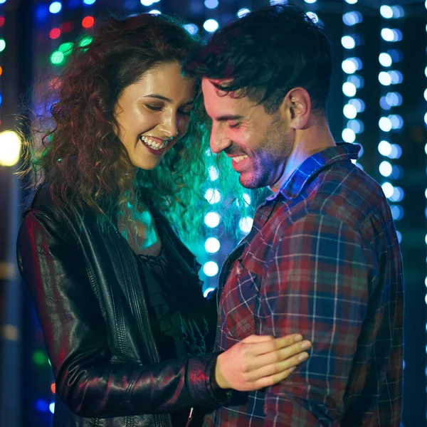 Vi hittade kärlek på dansgolvet. Skjuten av ett kärleksfullt ungt par som dansar tillsammans på en nattklubb. — Stockfoto