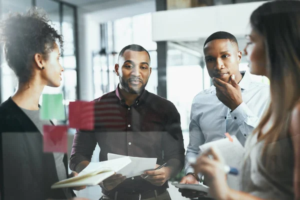 Erfolg - was man hineinsteckt, kommt heraus. Aufnahme einer Gruppe junger Geschäftsleute beim Brainstorming in einem modernen Büro. — Stockfoto