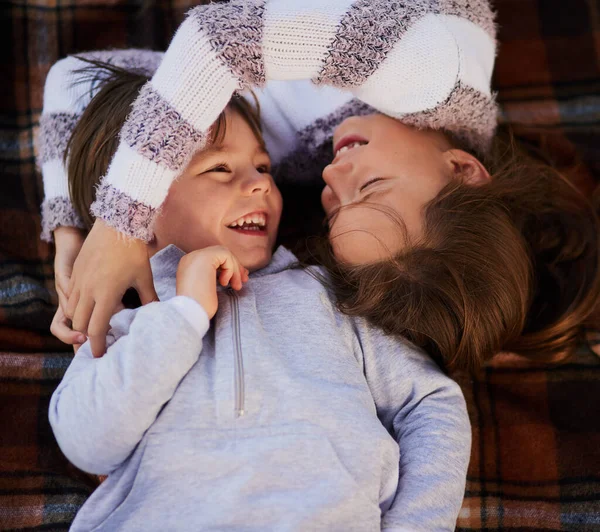 Tu es mon frère et mon meilleur ami. Plan grand angle d'une mignonne petite fille embrassant son frère pendant qu'ils se couchent sur une couverture ensemble. — Photo