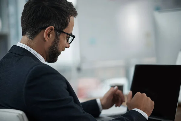 Allemaal onderdeel van het proces van succes. Foto van een jonge zakenman aan het werk op een laptop in een kantoor. — Stockfoto