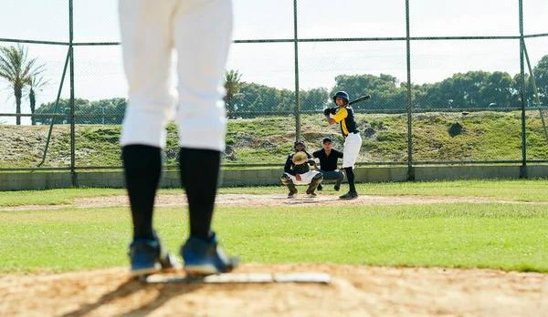 Laten we dit doen. Gehakt schot van een knappe jonge honkbalspeler bereid om een bal te slaan tijdens de wedstrijd op het veld. — Stockfoto