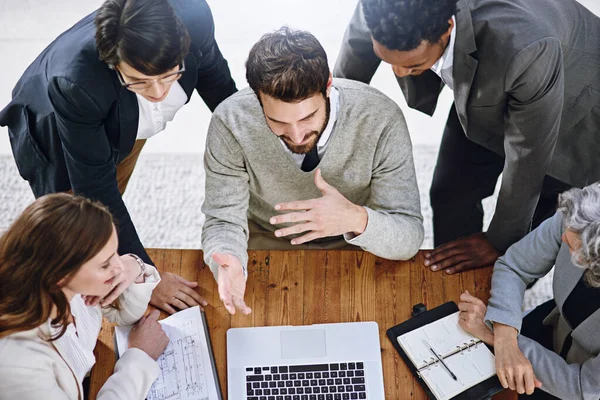 Lavorare per il loro obiettivo comune. Foto ad alto angolo di un gruppo di uomini d'affari che si incontrano in un ufficio. — Foto Stock