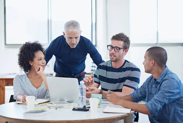 Una oficina llena de grandes ideas. Fotografía de un grupo de diseñadores trabajando en una oficina. — Foto de Stock