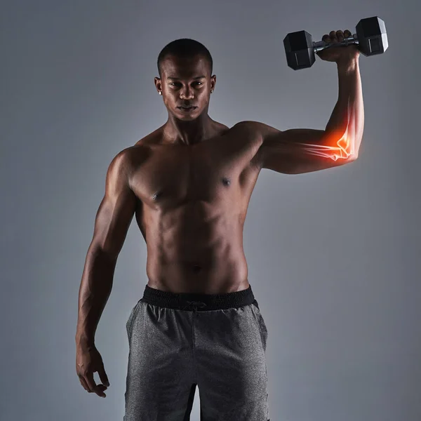 Kein Schmerz, kein Gewinn. Ausgeschnittenes Porträt eines athletischen jungen Mannes, der mit einer Hantel arbeitet. — Stockfoto