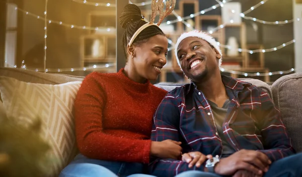 Siempre es un momento mágico cuando estoy contigo. Foto de una joven pareja celebrando la Navidad en casa. —  Fotos de Stock