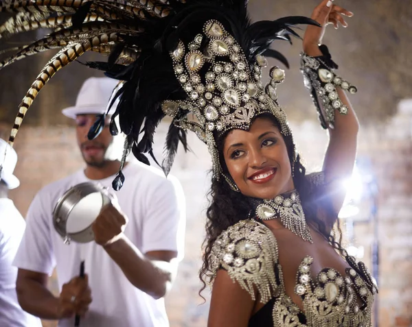 Transformer les battements en chaleur. Tourné d'une belle danseuse de samba jouant dans un carnaval avec son groupe. — Photo