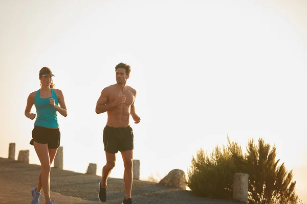 いつでもジョギングの時間です。運動中の若いカップルのショット午前中の実行のために. — ストック写真