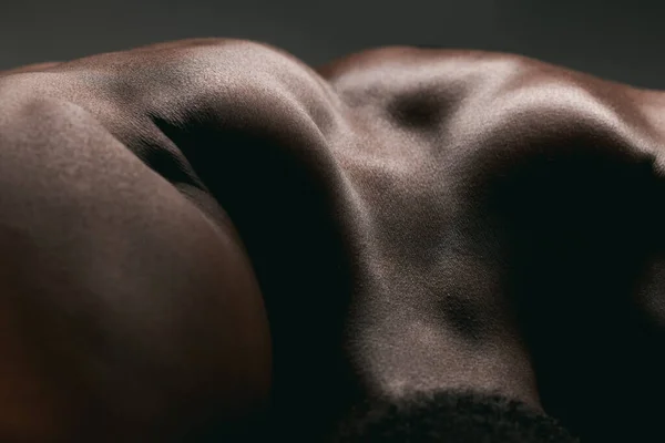 Haz que cada músculo sea lo más fuerte que pueda ser. Fotografía de un hombre musculoso posando sobre un fondo de estudio. —  Fotos de Stock