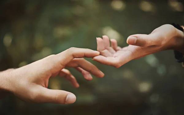 伸出手去摸某个人拍到一对情侣互相触摸手指的剪影. — 图库照片