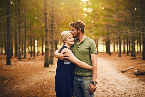 Áldottak vagyunk, hogy együtt lehetünk. Egy szerető párról, akik ölelik egymást, miközben kint állnak az erdőben.. — Stock Fotó