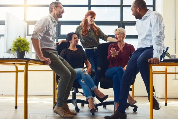 Decididos a ter sucesso juntos. Tiro de um grupo de desenhistas que têm uma discussão em um escritório. — Fotografia de Stock