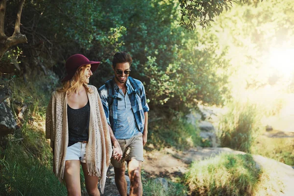 Significados através da Mãe Natureza. Tiro de um jovem casal feliz explorando a natureza juntos. — Fotografia de Stock