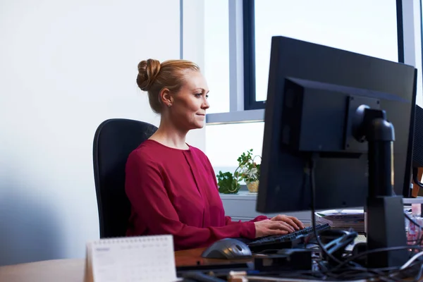 Trabajando duro en su próximo proyecto. Recortado disparo de una atractiva mujer de negocios utilizando su computadora de trabajo. —  Fotos de Stock