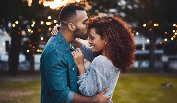 És a minha vida e estou a falar a sério. Tiro de um jovem casal afetuoso se unindo ao ar livre. — Fotografia de Stock