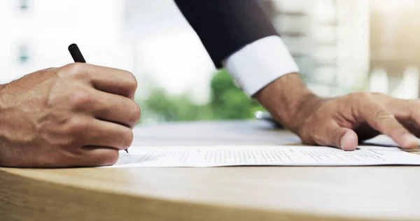 O acordo está assinado. Imagem de perto de um empresário não identificável a passar por papelada num escritório. — Fotografia de Stock