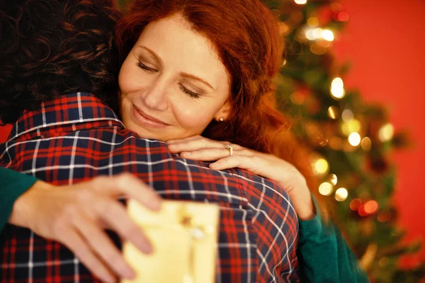 Dankbaarheid uit aan de schenker. Schot van een jonge vrouw omhelzing van haar vriend na ontvangst van een geschenk van hem. — Stockfoto