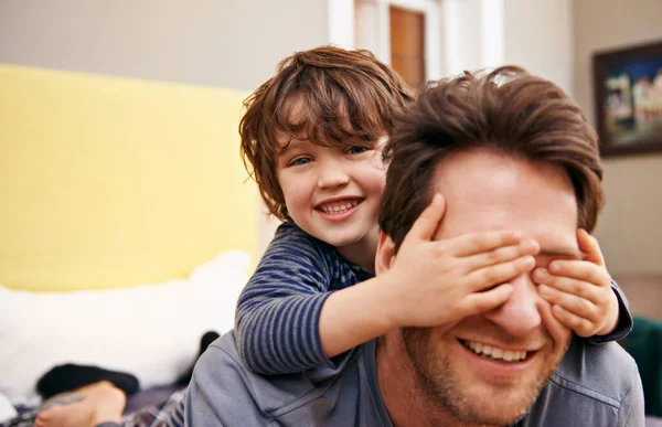 父と息子の楽しみ。父親の目を手で覆っている小さな男の子のショット. — ストック写真