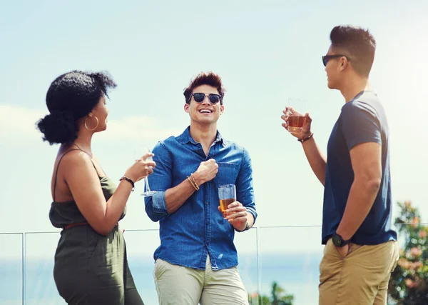 O céu é o limite. Tiro de um grupo de amigos tomando bebidas e se divertindo ao ar livre durante as férias. — Fotografia de Stock