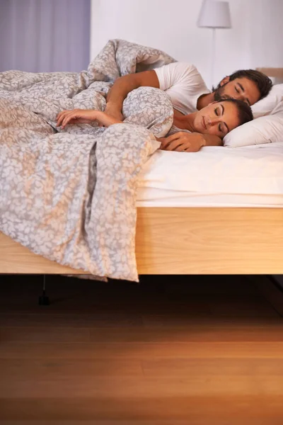 Descansando tranquilamente. Una pareja durmiendo en su cama. —  Fotos de Stock