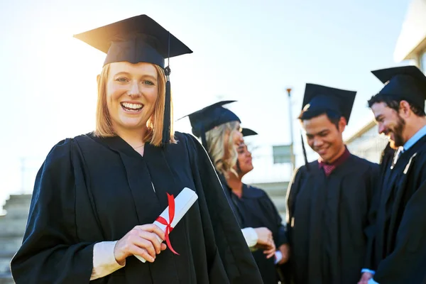 Es lohnt sich, sich anzustrengen. Porträt einer Studentin mit ihrem Diplom am Abschlusstag. — Stockfoto