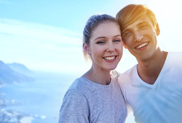 Nos encanta hacer senderismo. Retrato recortado de una pareja joven en una caminata. — Foto de Stock