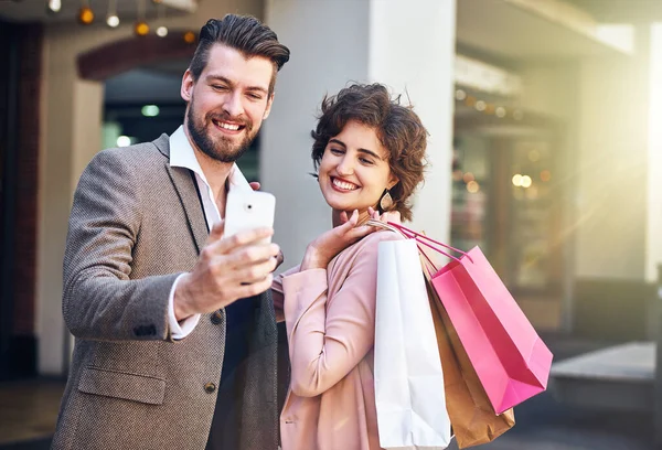 Neden özçekimini bozmuyorsun? Alışveriş yaparken selfie çeken genç bir çiftin fotoğrafı.. — Stok fotoğraf