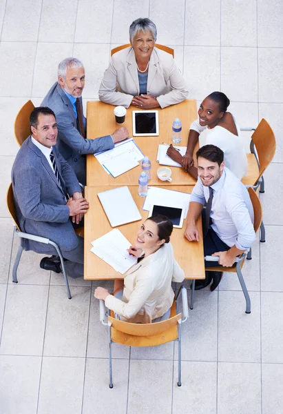 การตัดสินใจของผู้บริหาร มุมมองสูงของกลุ่มนักธุรกิจที่มีการประชุมที่โต๊ะประชุม . — ภาพถ่ายสต็อก