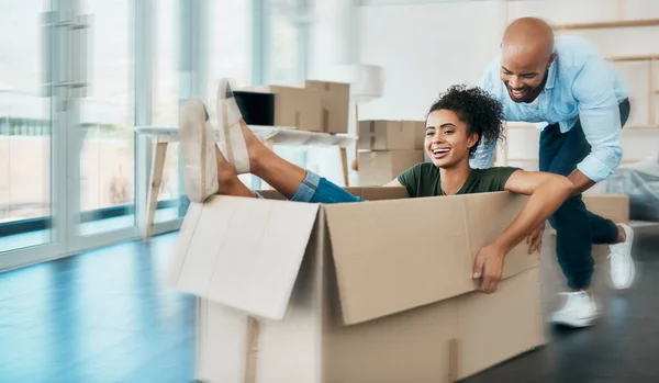 Das ist unser neues Abenteuer. Aufnahme eines jungen Paares, das Spaß beim Umzug hat. — Stockfoto