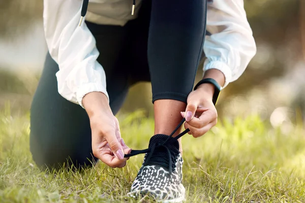 운동을 잘 할 준비를 하라. 밖에서 운동을 하다가 신발 끈을 묶고 있는 알아볼 수없는 한 여자의 모습 이 근접 한 사진. — 스톡 사진