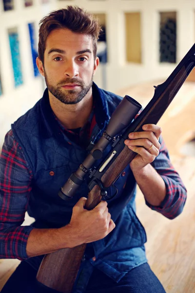 Mi sto preparando per la grande caccia. Ritratto di un cacciatore in posa con il fucile. — Foto Stock