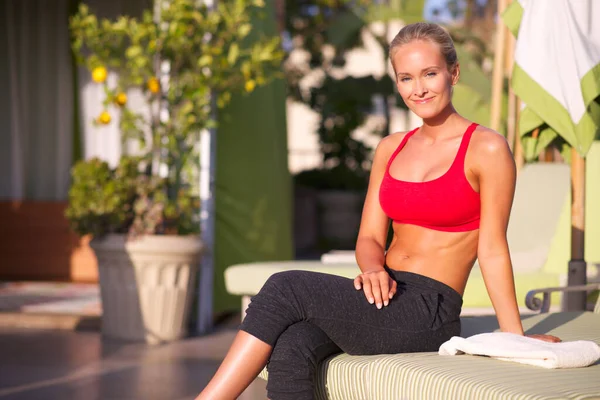 Fitness is iets om over te lachen. Portret van een aantrekkelijke vrouw in sportkleding die buiten zit. — Stockfoto