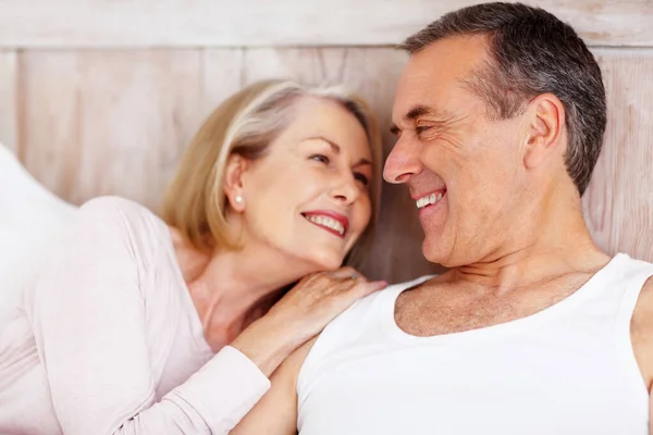 Pareja madura romántica mirándose, sonriendo. Retrato de cerca de una pareja madura romántica mirándose, sonriendo. —  Fotos de Stock