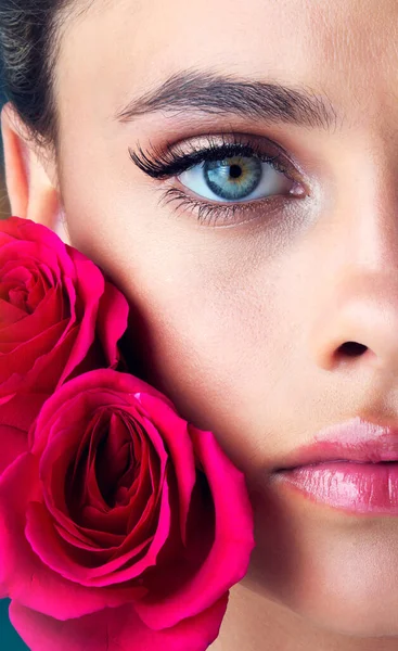 Las rosas coinciden con su belleza. Estudio de una atractiva joven posando junto a un par de hermosas rosas rosadas. —  Fotos de Stock