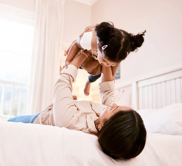 C'est le moment de jouer avec maman. Tourné d'une petite fille jouant avec sa mère à la maison. — Photo