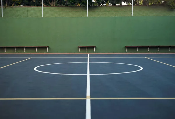 裁判所は準備中だ。空のバスケットボールコートのショット. — ストック写真