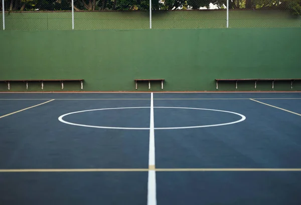 El tribunal está en sesión. Tiro de una cancha de baloncesto vacía. — Foto de Stock