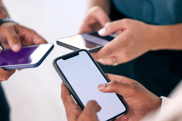 Es geht um die Verbindung. Aufnahme einer Gruppe von Geschäftsleuten, die gemeinsam ihre Smartphones benutzen. — Stockfoto