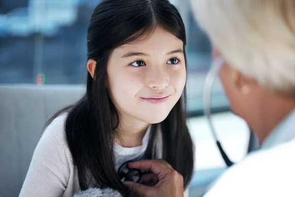Kinder sind keine Dinge, die man formen sollte. Aufnahme eines kleinen Mädchens, das in der Klinik untersucht wird. — Stockfoto