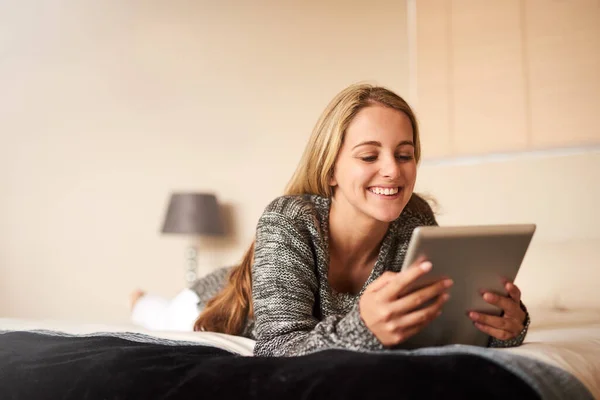 Yatağının rahatlığıyla bağlantı kuruyor. Evde dijital tablet kullanan çekici bir genç kadının görüntüsü.. — Stok fotoğraf