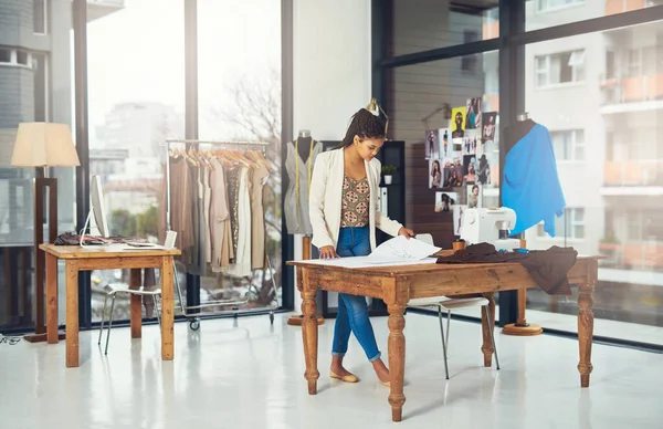 Mode ist für mich nach wie vor lebensfähig. Aufnahme einer erfolgreichen jungen Modedesignerin bei der Arbeit an ihrer neuesten Kreation. — Stockfoto