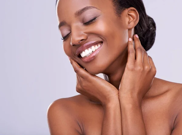 Everyone needs their pamper time. A beautiful young woman pampering herself in the studio. — Stock Photo, Image